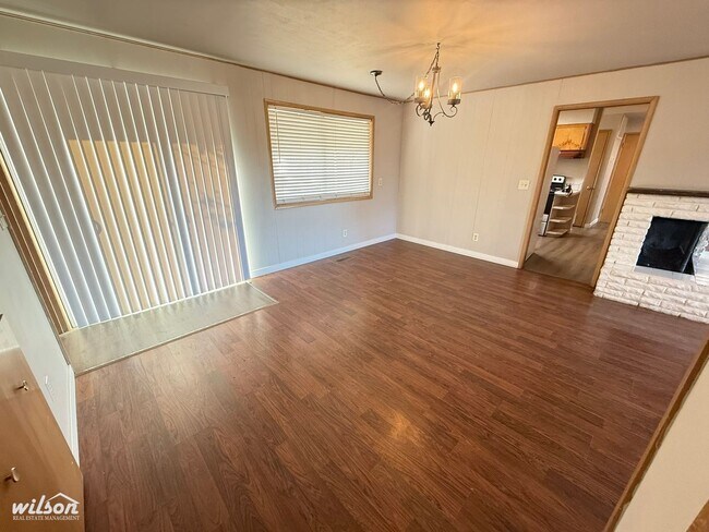Foto del edificio - 4 Bedroom / 2 Bathroom Charming Home with Spacious Layout & Private Yard!