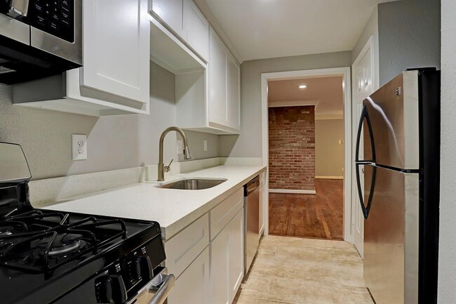 Building Photo - 2643 Greenbriar Dr
