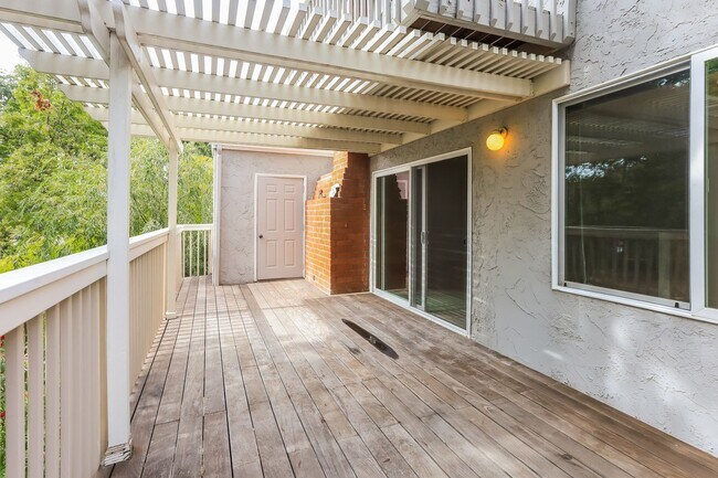 Foto del edificio - Available! Beautiful 3 Bedroom Townhome In...