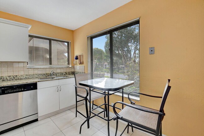 Foto del edificio - 5715 Fairway Park Dr