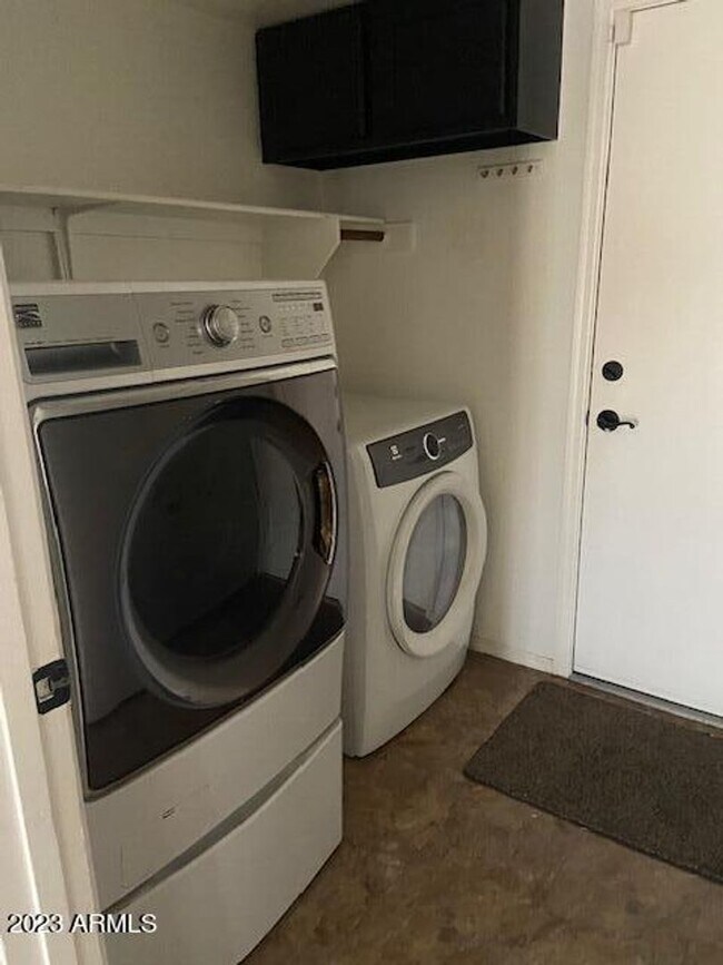 Foto del edificio - 4 BEDROOM WITH POOL!