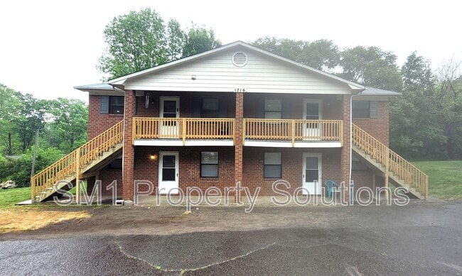 Building Photo - 1716 Green Oaks Dr SE