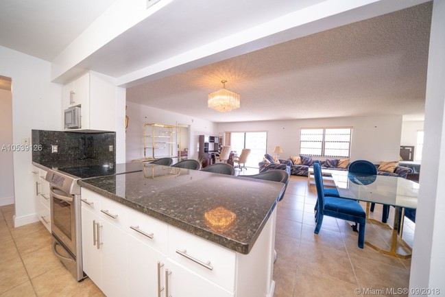 Foto del edificio - HALLANDALE GARDENS CONDO UNIT