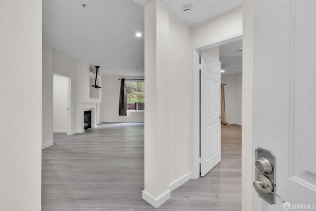 Foto del edificio - 200 Caldecott Ln