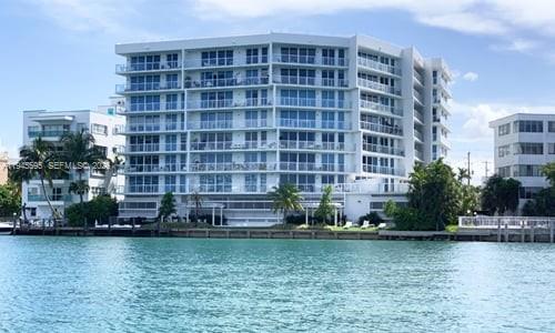 Foto del edificio - 9821 E Bay Harbor Dr