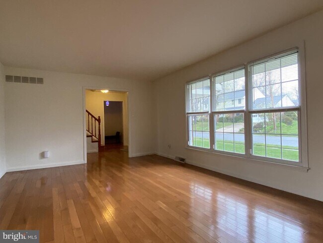 Building Photo - 384 Briar Ln