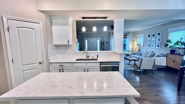 Foto del edificio - 4209 Longfellow Dr