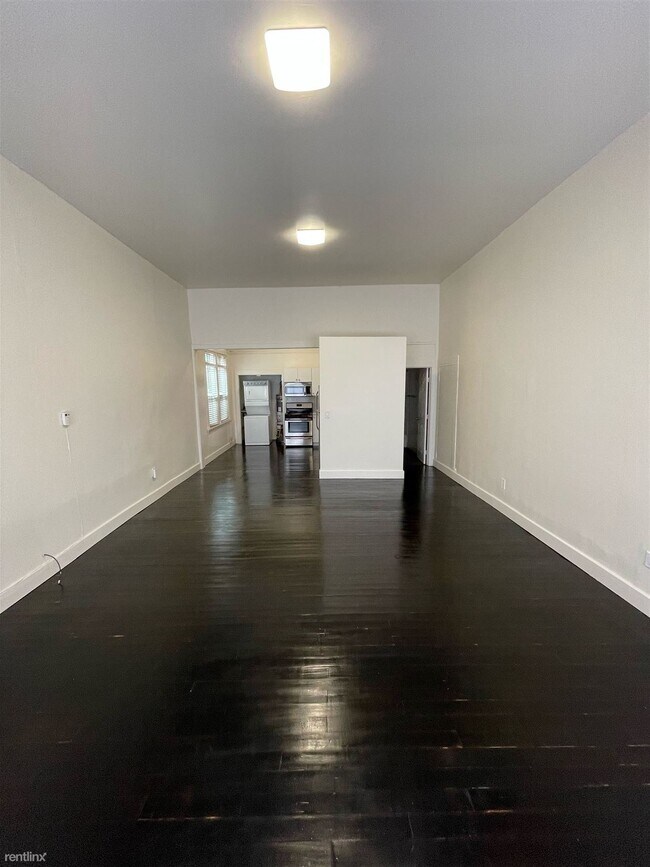 Building Photo - Studio, 1 bath 4plex - 3841A Market St A