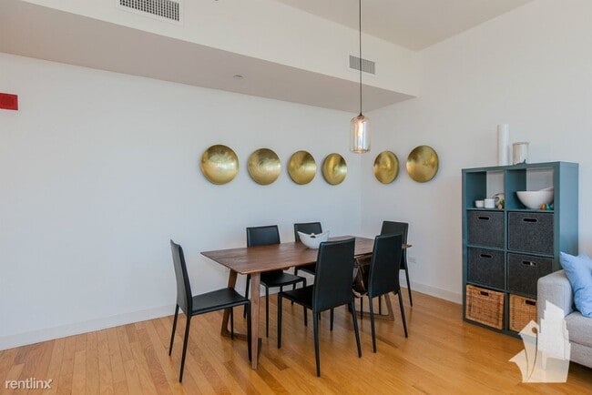 Building Photo - 2 br, 1.5 bath Condo - 60 E Monroe St
