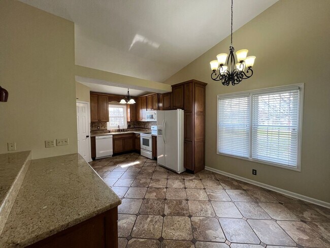 Foto del edificio - 3BR 2BA 2 Car Garage + Large Fenced in Bac...