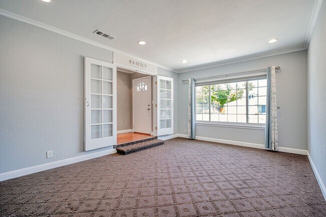 Building Photo - Charming 3BR/2BA Single Family Home in New...
