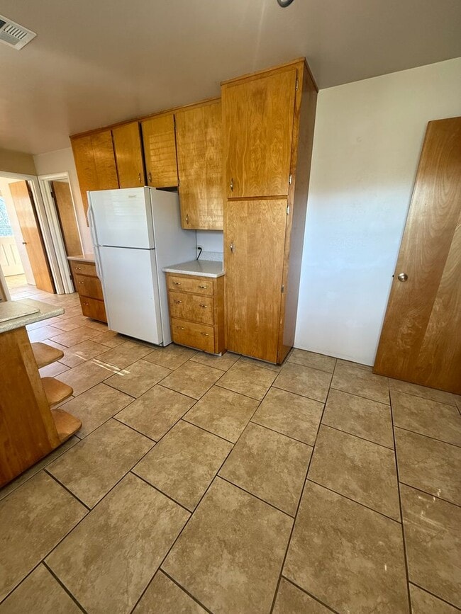 Building Photo - Suburbs Home