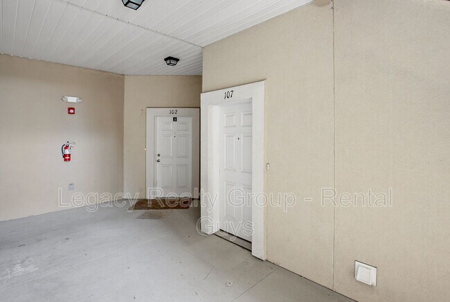 Building Photo - 8192 Cabin Lake Cir