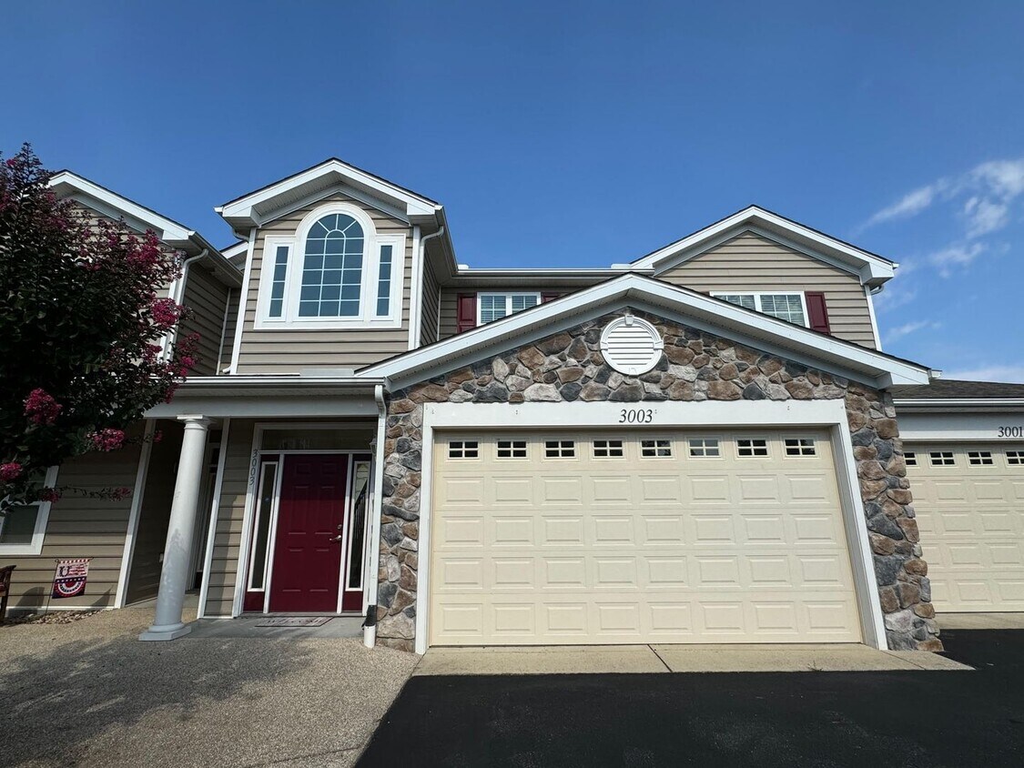 Primary Photo - Immacualte condo with a 2 car garage and p...