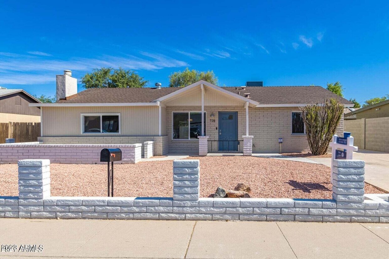Primary Photo - 728 E Yale Dr