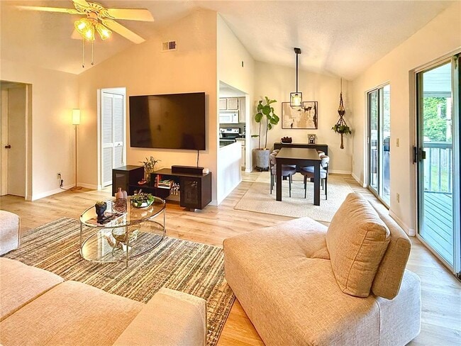 Foto del edificio - 5335 White Cliff Ln