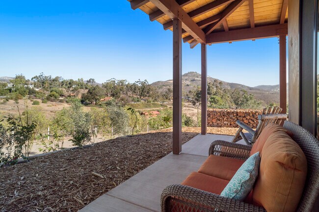 Foto del edificio - 3605 1/2 Fortuna Ranch Rd