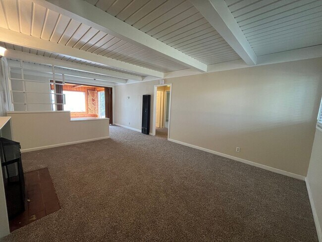 Foto del edificio - 2 bed 1 bath single family home with back yard and garage space