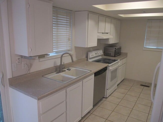 Building Photo - Great Holladay Townhome