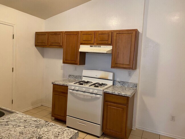 Building Photo - 4 bedroom 2 bath