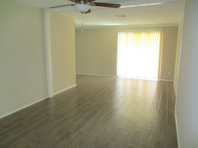 Building Photo - A walk in the Park