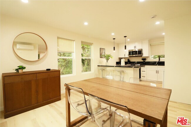 Foto del edificio - 9042 Phyllis Ave