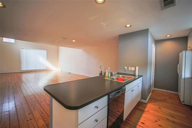 Foto del edificio - 6913 Yellowstone Way Dr