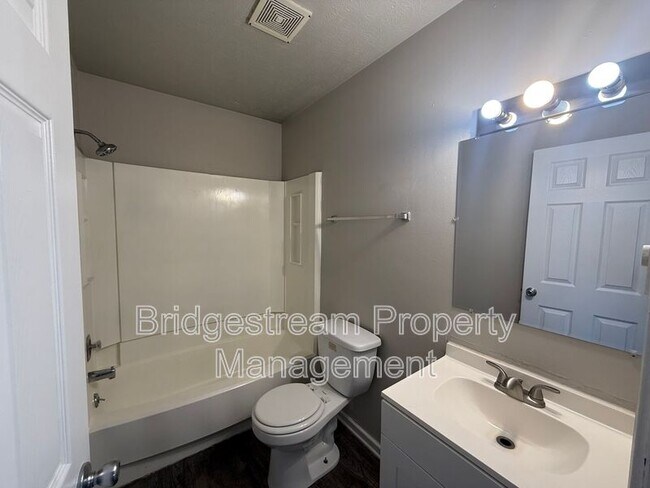 Foto del edificio - 4650 Waynedale Cir