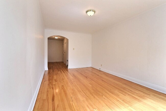 Building Photo - 4585 Av. Dupuis