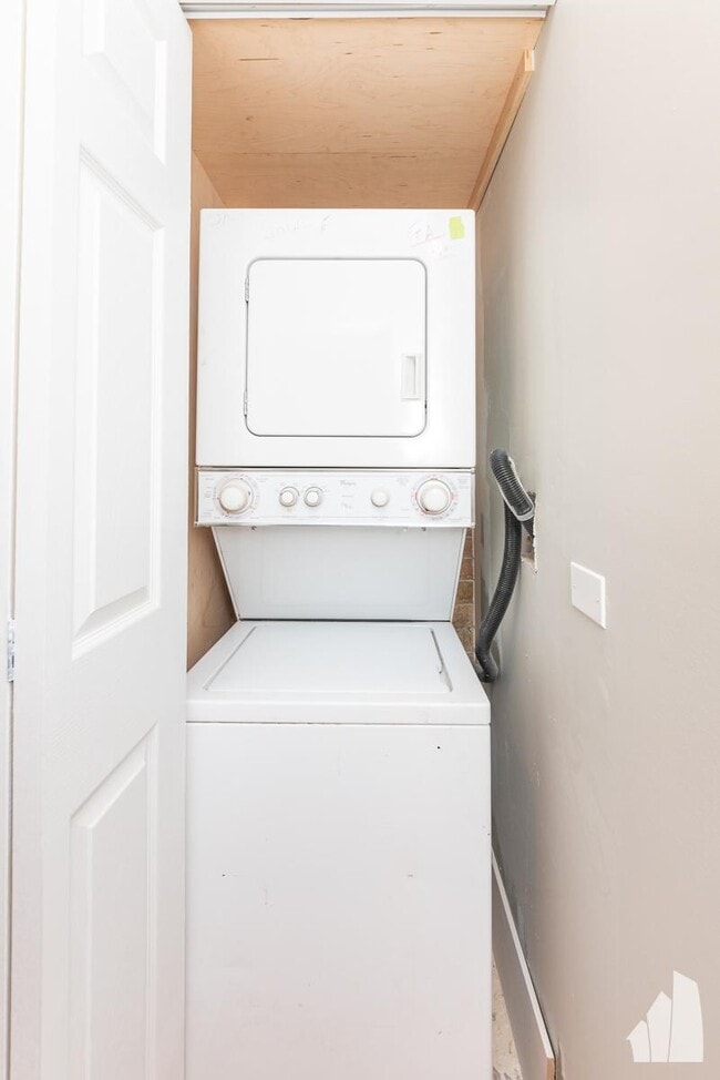 Building Photo - 1 bedroom in Chicago IL 60657