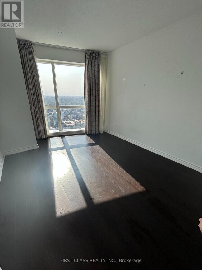 Building Photo - 386 Yonge St