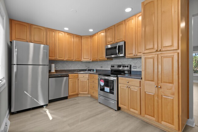 Building Photo - 310 S Maple St