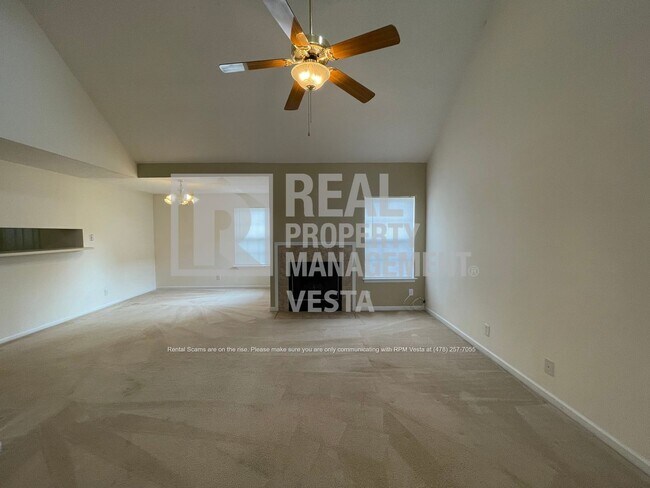 Building Photo - Charming Three Bedroom Home in Convenient ...