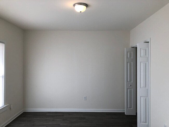 Building Photo - Renovated Duplex