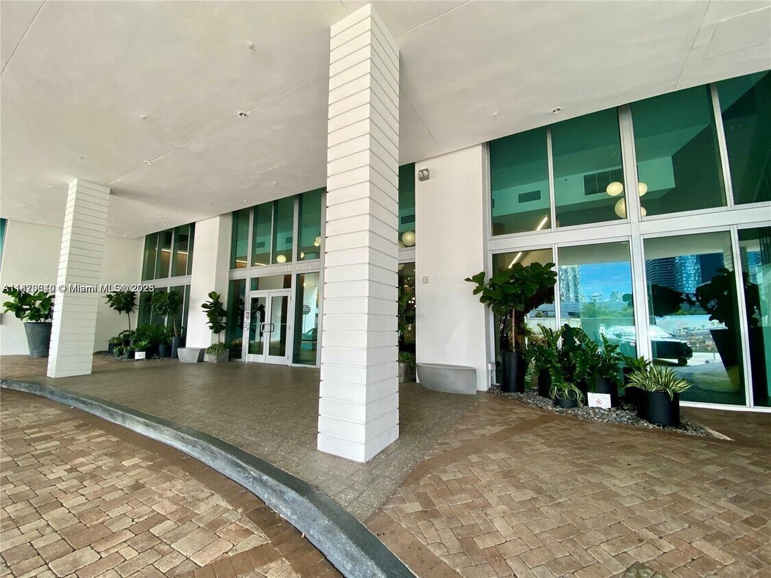 Primary Photo - 350 S Miami Ave