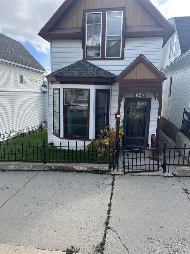 Foto principal - 820 W Broadway St