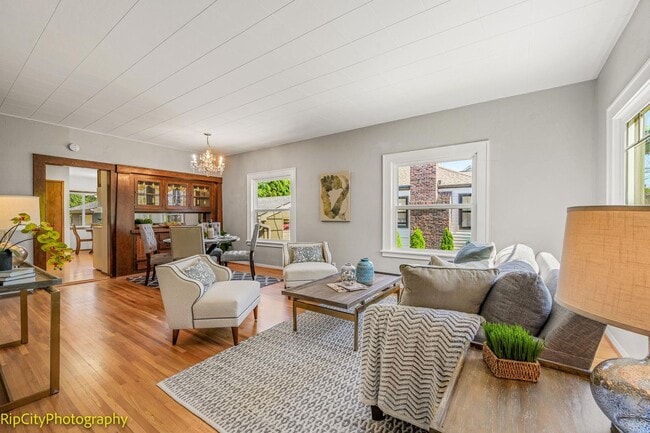 Building Photo - Charming Bungalow in Overlook neighborhood...