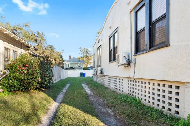 Foto del edificio - 713 1/2 Johnson Ave