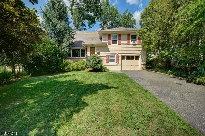 13 S Cedar Pkwy, Livingston, NJ 07039 Room for Rent in Livingston, NJ