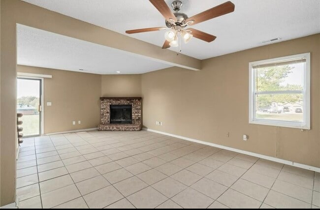 Building Photo - 122 NE Greystone Dr