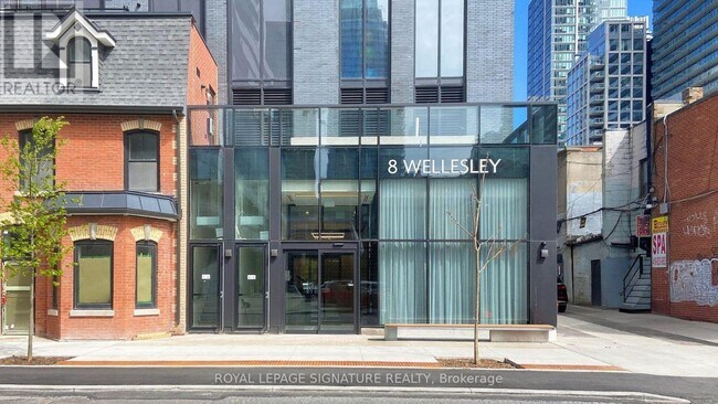 Photo du bâtiment - 8 Wellesley St W