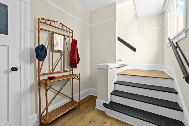 Building Photo - 1006 N Heliotrope Dr