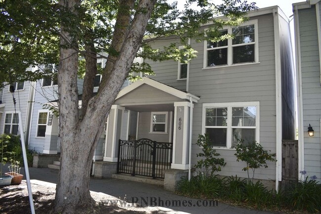 Photo - 606 13th St (Sacramento, CA) House