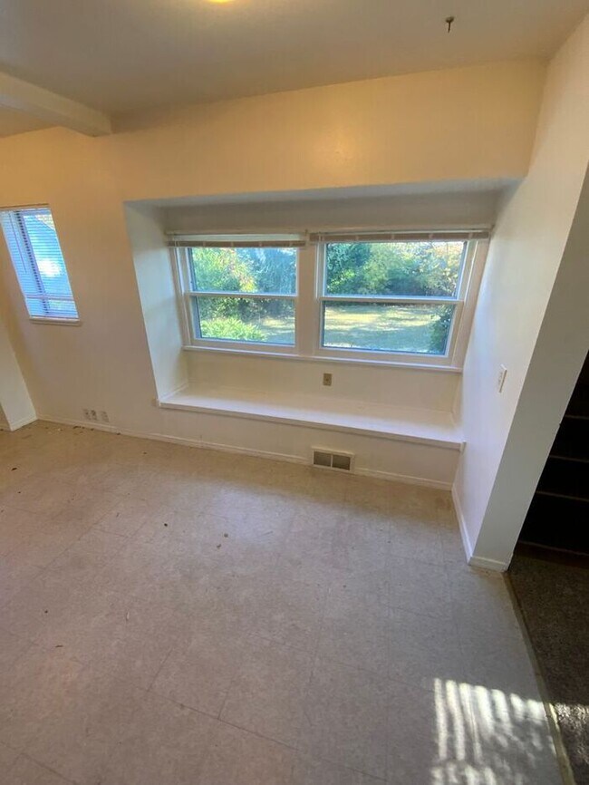 Building Photo - Available NOW!!! University Place HOME! 3bdr 2 bath