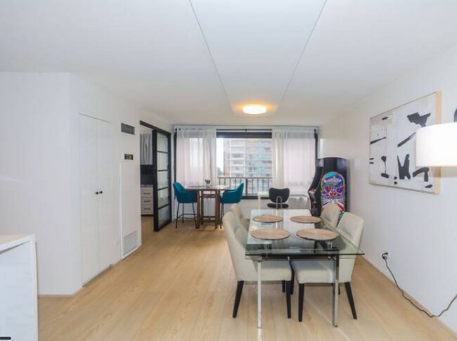 Foto del edificio - Renovated Fully Furnished 1 Bedroom at Dis...