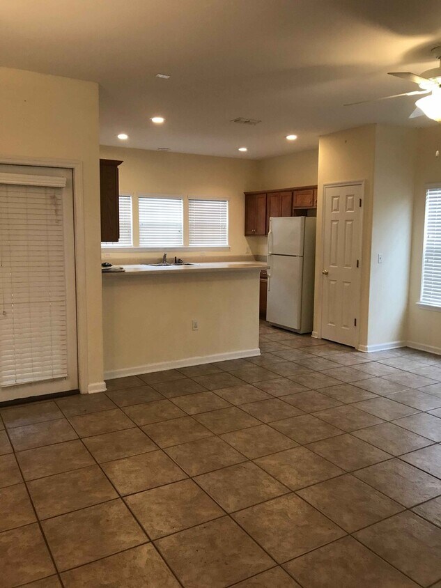 Building Photo - Townhouse for Rent in Camelot Phase II