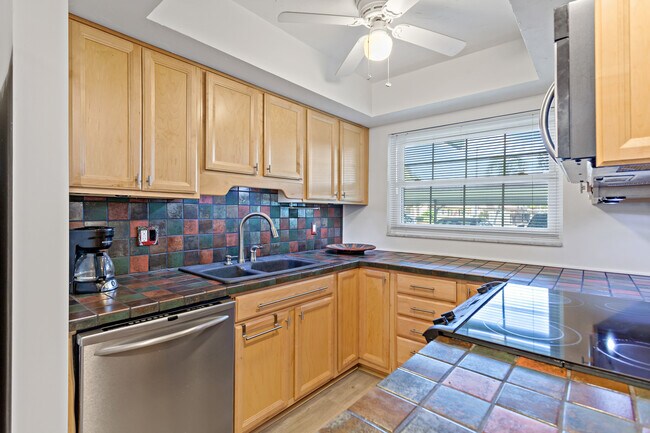 Building Photo - 1701 Pinehurst Rd