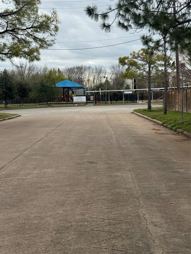 Foto del edificio - 10821 Braes Bend Dr