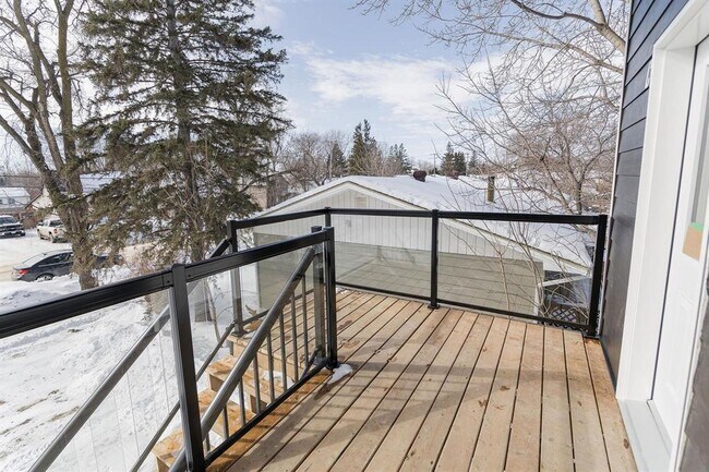 Photo du bâtiment - 250 5 Ave NW