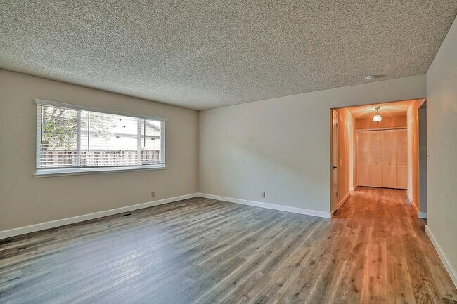 Foto del edificio - Updated Duplex